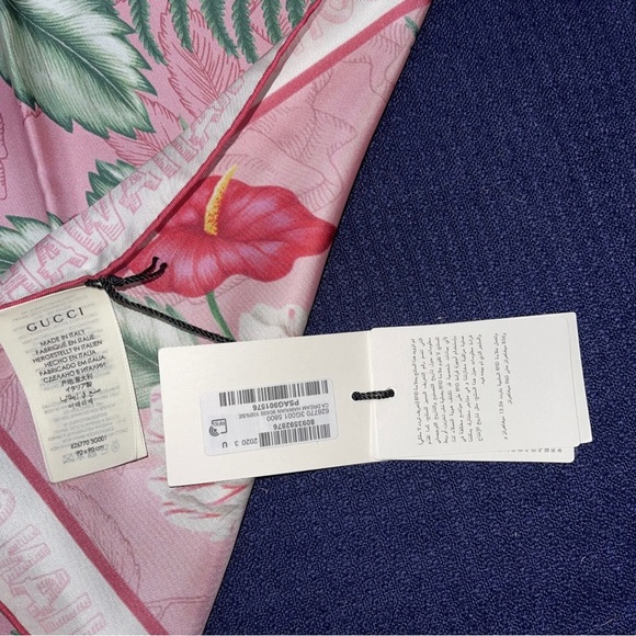Gucci Hawaiian Dream Floral Logo Large 100% Silk Scarf 90 X 90 Cm NWT Box - Picture 6 of 9